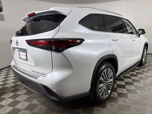 Used 2026 Toyota Highlander Platinum AWD/4WD image 4