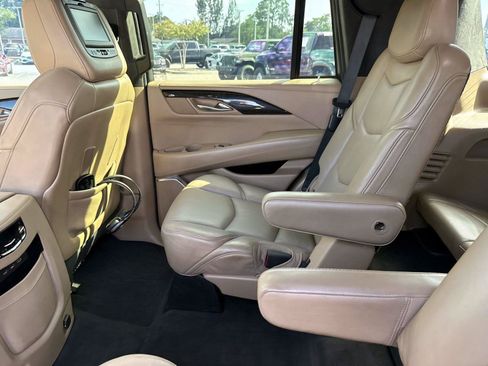 Used 2019 Cadillac Escalade Platinum RWD image 15