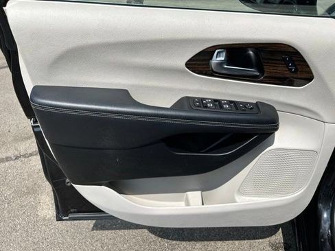 Used 2023 Chrysler Pacifica Limited FWD image 9