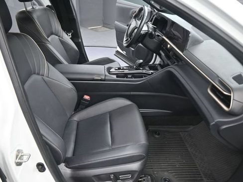 Certified 2025 Toyota Crown Platinum AWD/4WD image 14