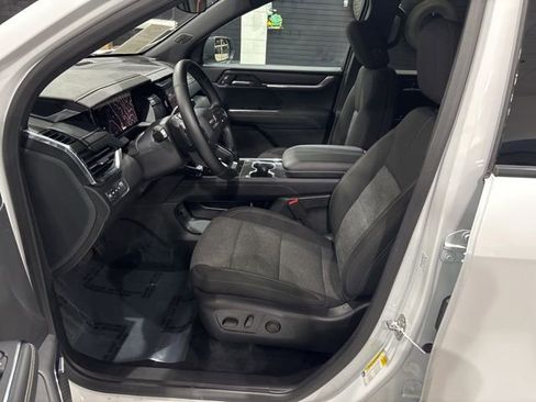 Used 2025 GMC Acadia Elevation image 10
