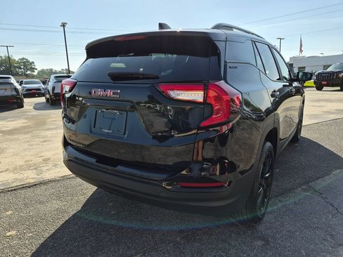 Used 2024 GMC Terrain SLE w/ Elevation Edition FWD image 4