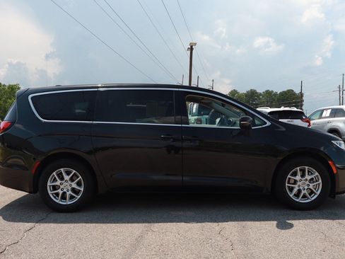 Used 2024 Chrysler Pacifica Touring-L FWD image 6