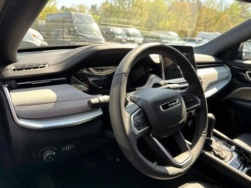Used 2025 Jeep Compass Limited AWD/4WD image 8