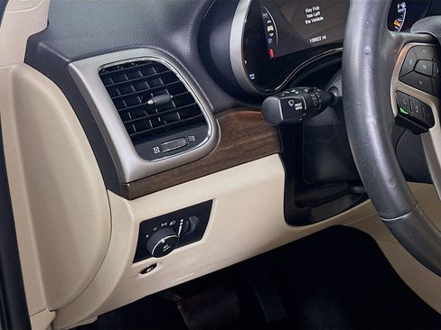 Used 2018 Jeep Grand Cherokee Laredo image 16