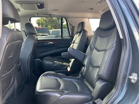 Used 2019 Cadillac Escalade Luxury RWD image 9