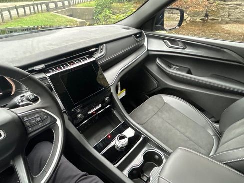 New 2025 Jeep Grand Cherokee Altitude image 15