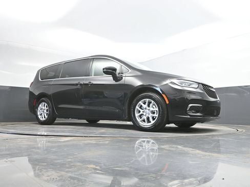 Used 2023 Chrysler Pacifica Touring-L FWD image 35