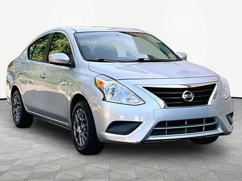 Used 2015 Nissan Versa SV FWD image 2