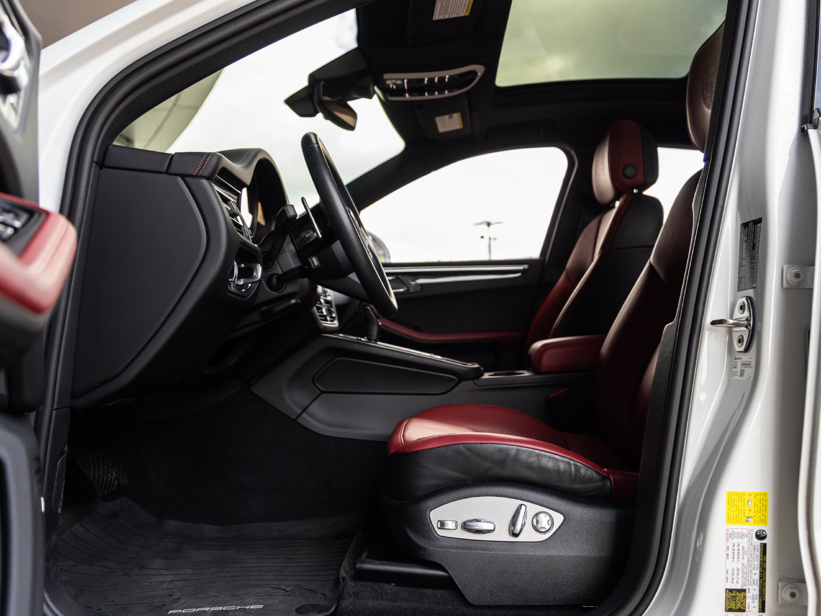 Certified 2025 Porsche Macan w/ Premium Package Plus AWD/4WD image 24