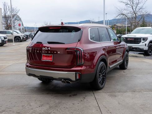 Used 2023 Kia Telluride EX w/ EX Captain's Chair Package image 7