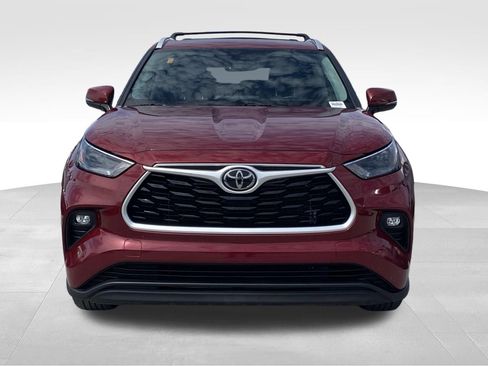 Used 2022 Toyota Highlander XLE AWD/4WD image 9