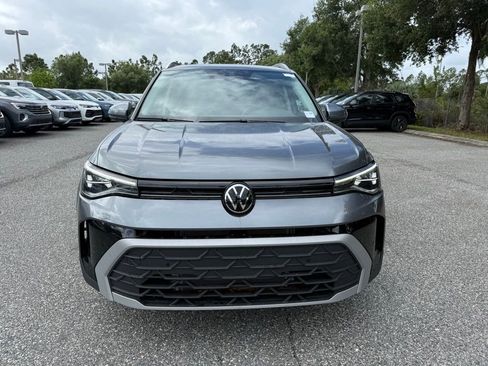 Used 2025 Volkswagen Taos SE w/ Panoramic Sunroof Package image 2