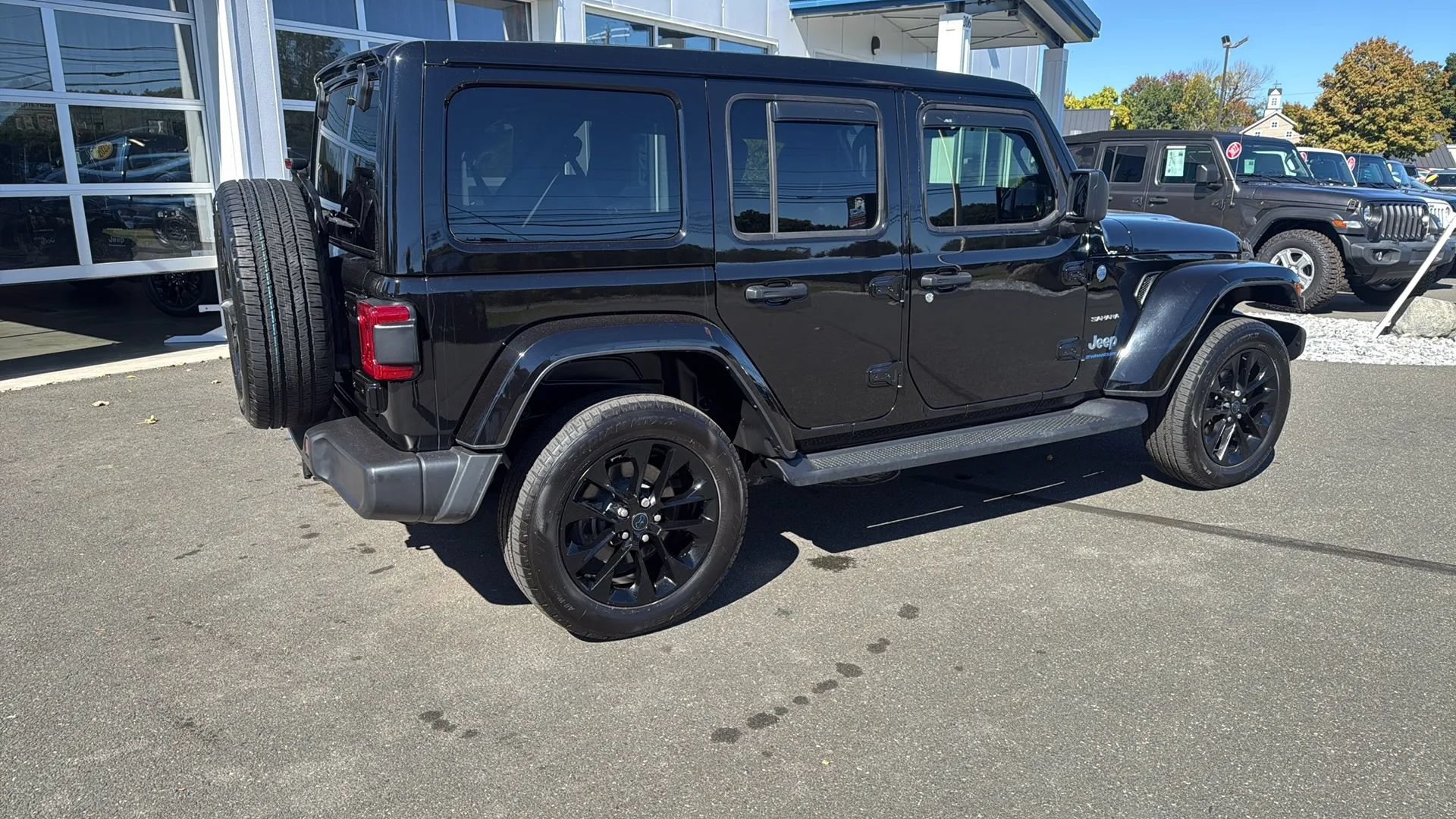 Used 2023 Jeep Wrangler Unlimited Sahara w/ Cold Weather Group AWD/4WD image 14