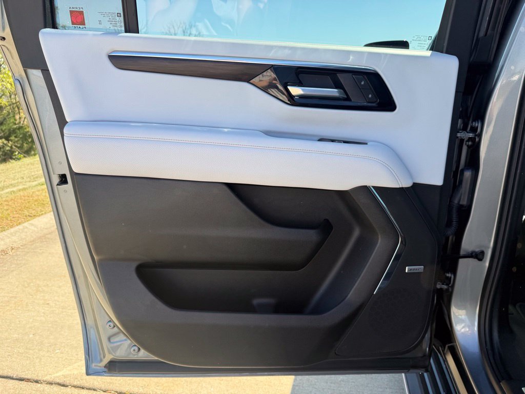 Used 2026 Chevrolet Suburban Premier AWD/4WD image 15
