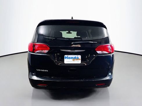 Used 2022 Chrysler Voyager LX image 22