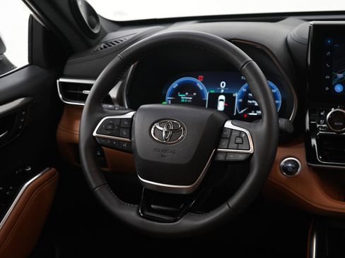 Used 2025 Toyota Highlander Platinum AWD/4WD image 15