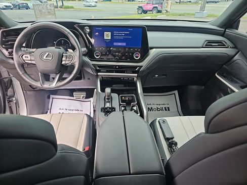 Used 2025 Lexus TX 500h AWD w/ Technology Package image 15