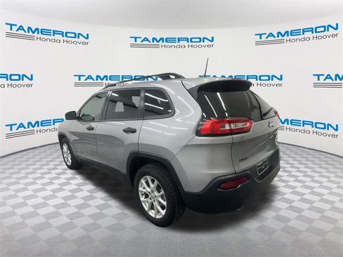 Used 2016 Jeep Cherokee Sport image 3