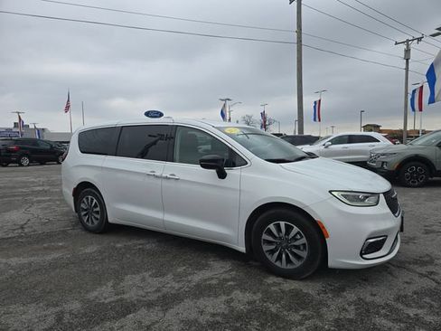 Used 2024 Chrysler Pacifica Limited FWD image 3