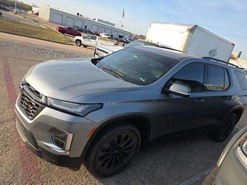 Used 2023 Chevrolet Traverse RS image 2