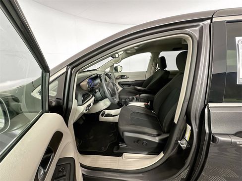 Used 2018 Chrysler Pacifica Touring Plus w/ Tire & Wheel Group image 19