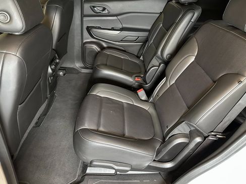 Used 2023 GMC Acadia SLT image 20