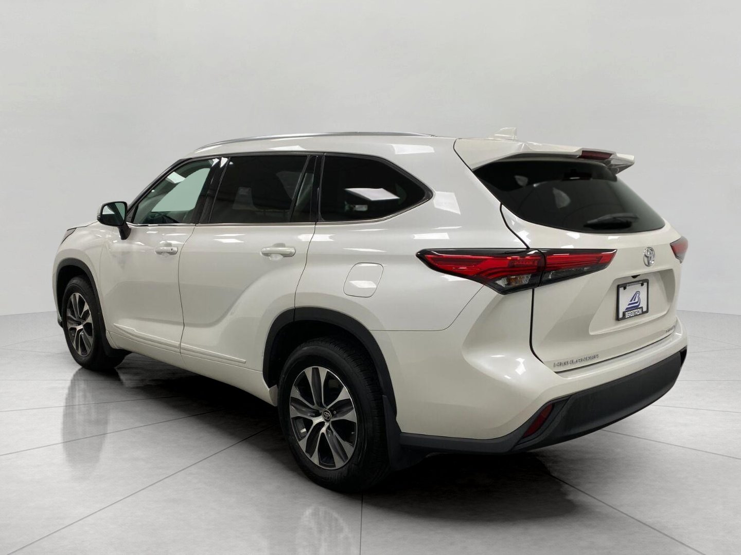 Used 2021 Toyota Highlander XLE AWD/4WD image 8