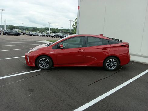 Used 2022 Toyota Prius XLE w/ Advanced Technology Package FWD image 2