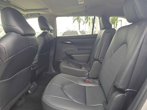Certified 2025 Toyota Highlander XLE FWD image 18