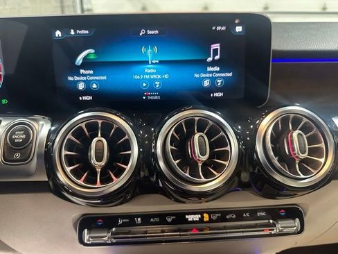 Certified 2021 Mercedes-Benz GLB 250 4MATIC image 21