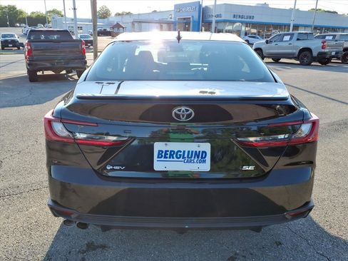 Used 2025 Toyota Camry SE FWD image 5