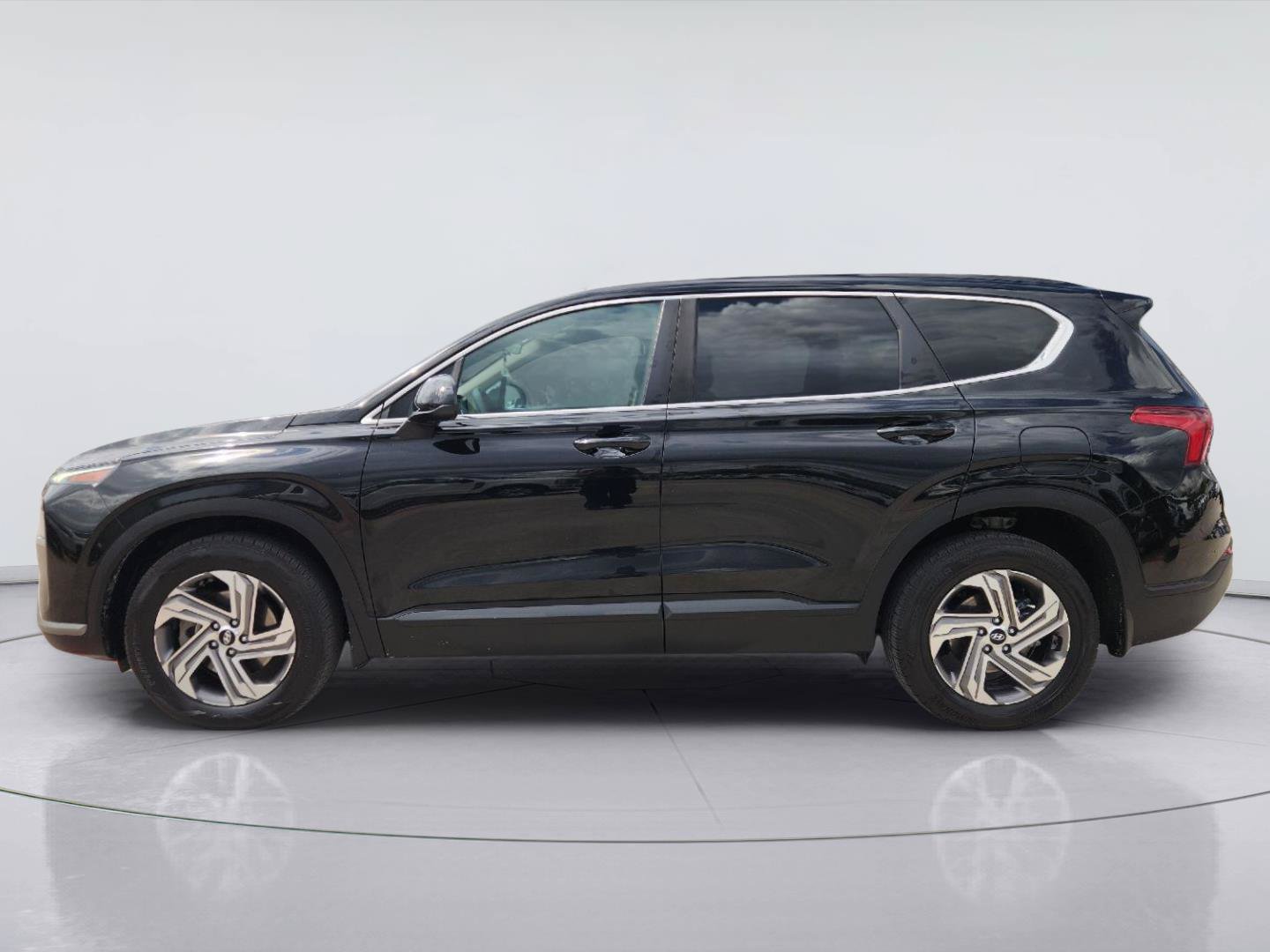 Used 2023 Hyundai Santa Fe SE FWD image 4
