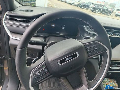 Used 2024 Jeep Grand Cherokee Limited AWD/4WD image 10
