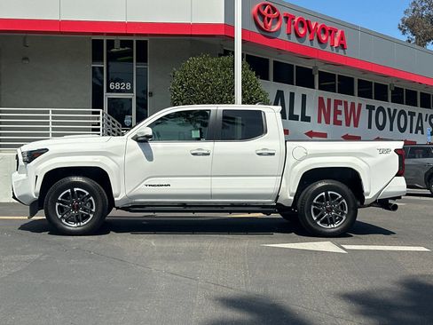Used 2025 Toyota Tacoma TRD Sport w/ TRD Sport Upgrade Package AWD/4WD image 2