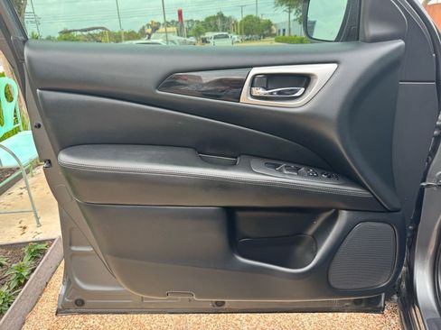 Used 2020 Nissan Pathfinder S image 22