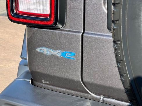 Used 2024 Jeep Wrangler Unlimited image 14