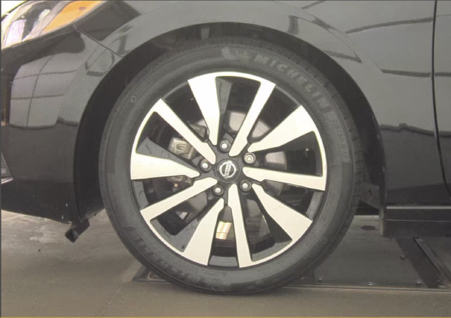 Used 2023 Nissan Sentra SV w/ SV Premium Package FWD image 8
