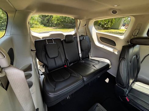 Used 2023 Chrysler Pacifica Touring-L FWD image 20
