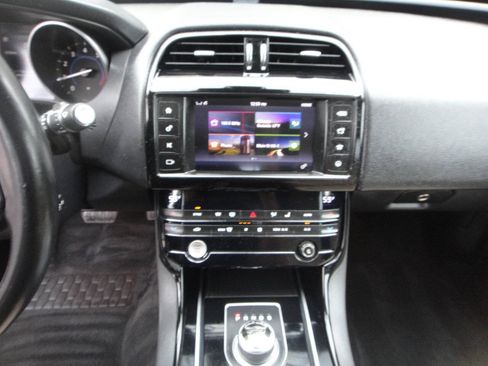 Used 2018 Jaguar XE Premium AWD/4WD image 8