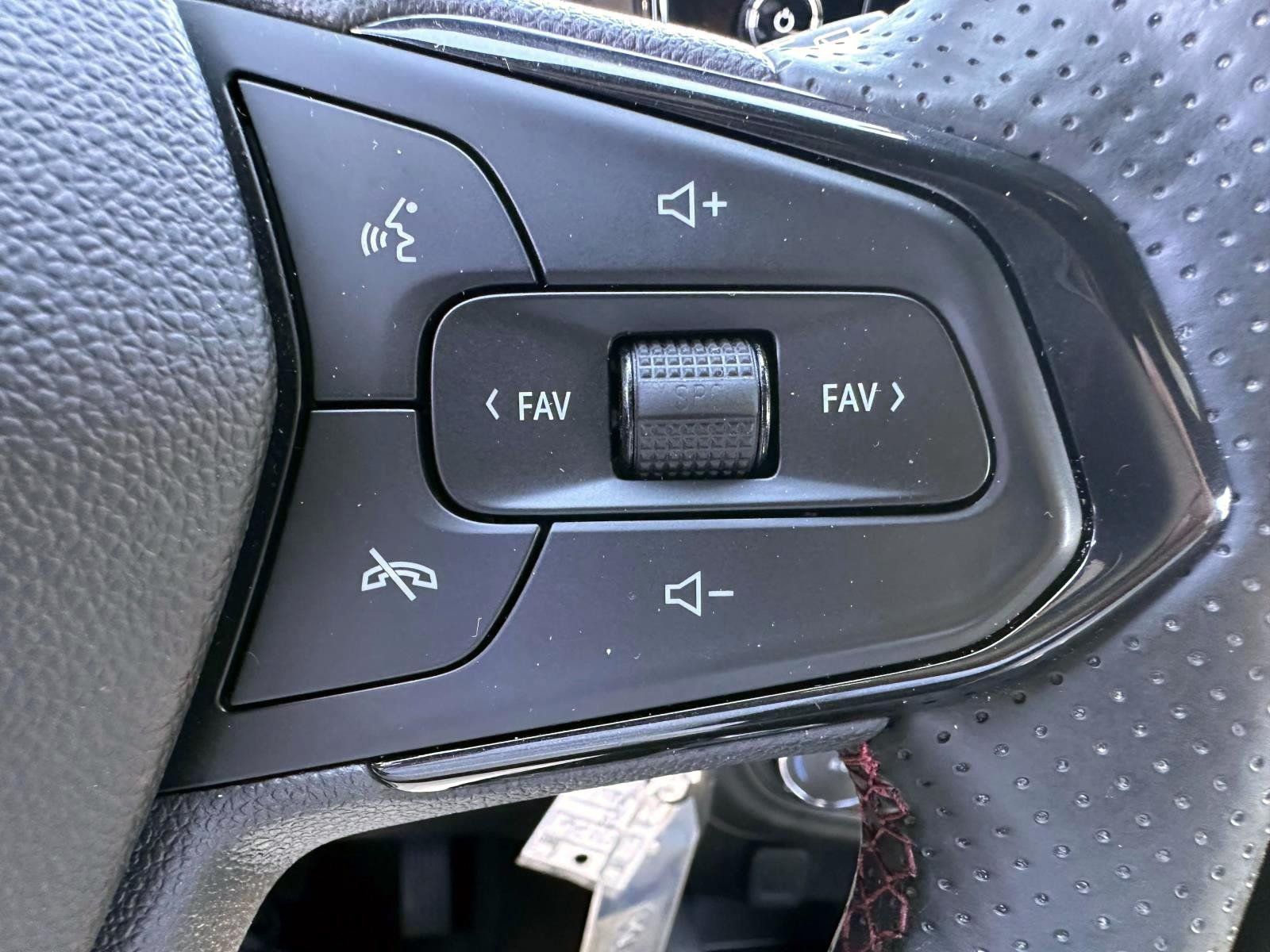 Used 2024 Chevrolet Trax RS w/ Sunroof Package FWD image 15