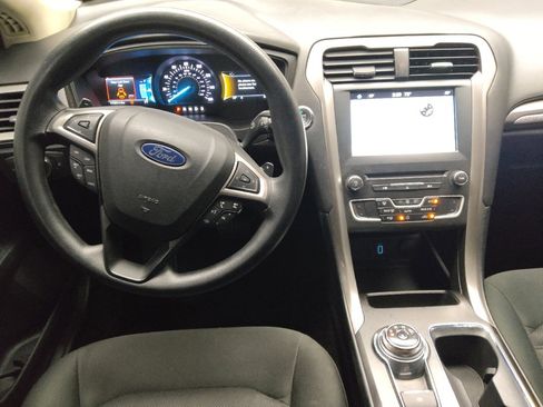Used 2018 Ford Fusion SE w/ Fusion SE Technology Package FWD image 22