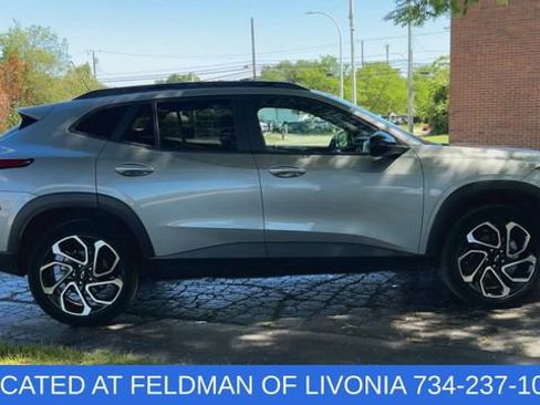 Used 2024 Chevrolet Trax RS w/ Sunroof Package FWD image 9