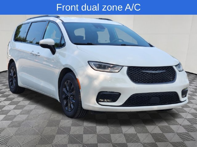 Used 2023 Chrysler Pacifica Touring w/ S Appearance Package FWD image 3