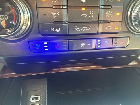 Used 2018 Ford F150 Lariat w/ Equipment Group 502A Luxury AWD/4WD image 11