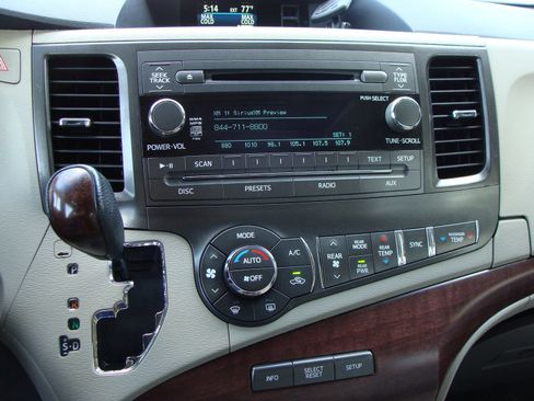 Used 2014 Toyota Sienna XLE FWD image 14