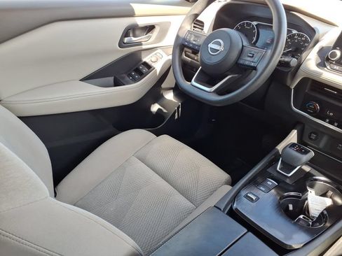 Used 2024 Nissan Rogue SV FWD image 9