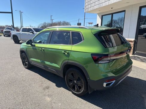 Used 2025 Volkswagen Taos SE w/ Black Wheel Package image 6