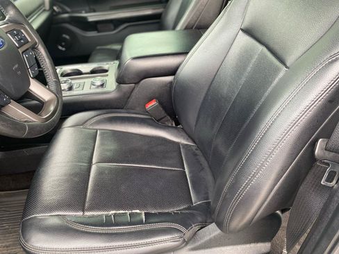 Used 2019 Ford Expedition XLT w/ Equipment Group 202A AWD/4WD image 16