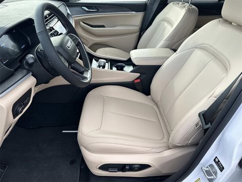 New 2025 Jeep Grand Cherokee Limited image 13